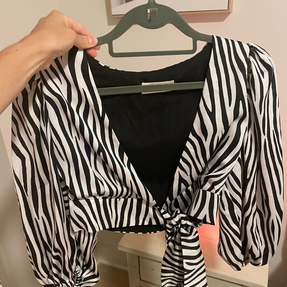 CHOOSY LONG SLEEVED CROP TOP - Picture 1 of 2